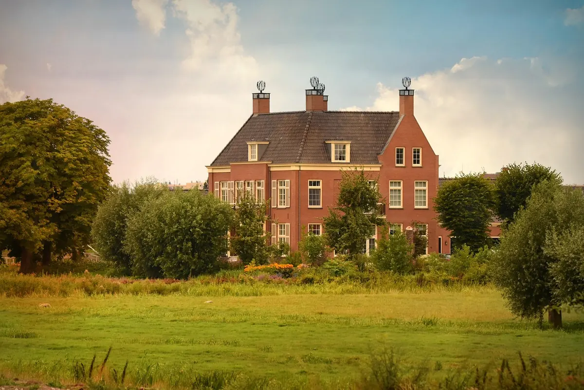 Comparison: National Trust vs English Heritage for Day Out Value